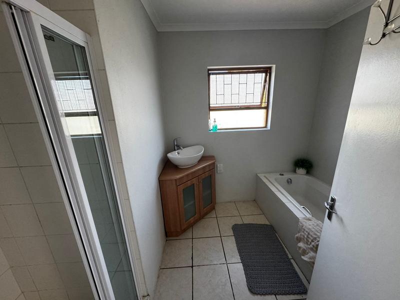 To Let 4 Bedroom Property for Rent in Vierlanden Western Cape
